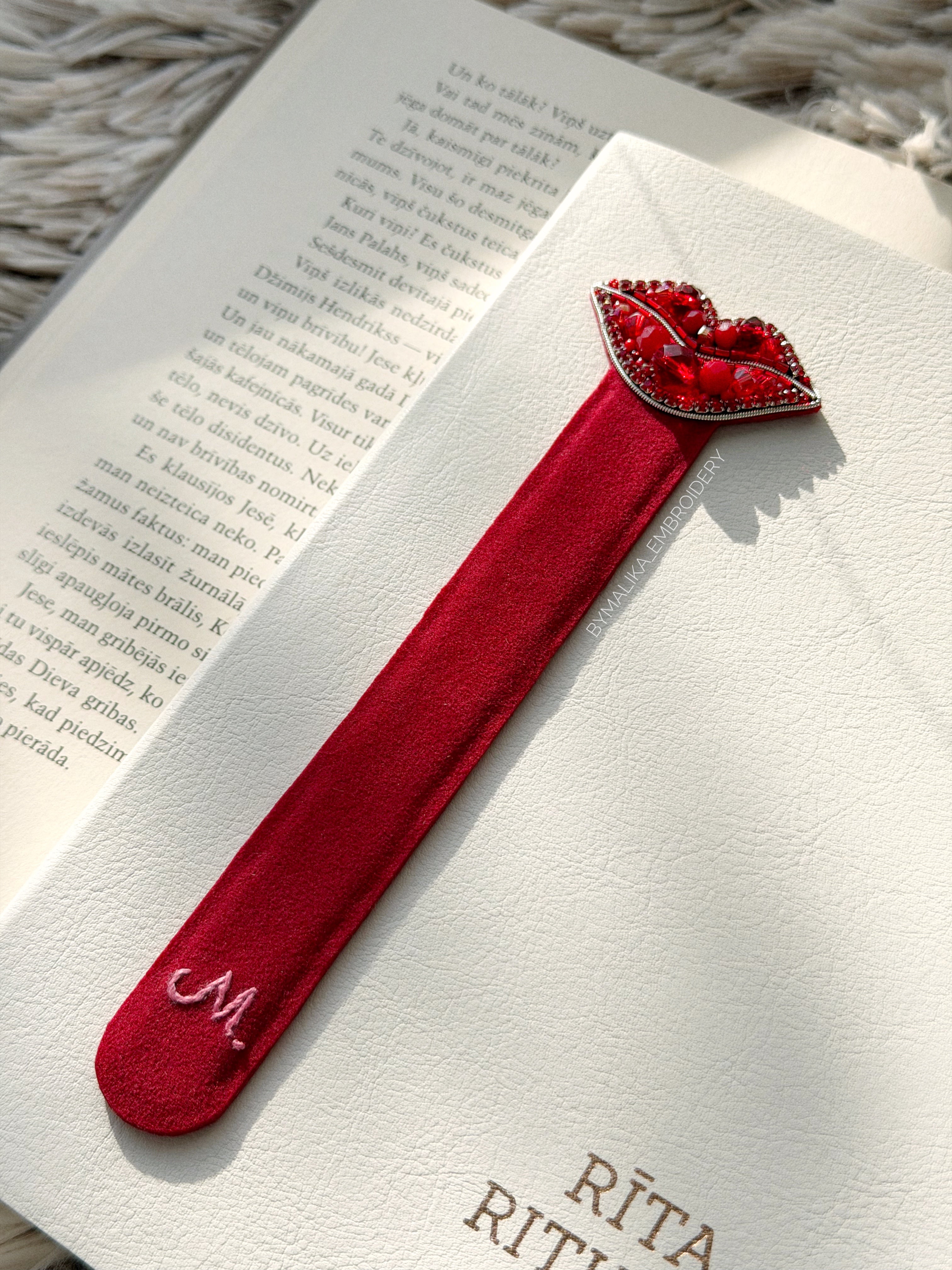 RED LIPS BOOKMARK